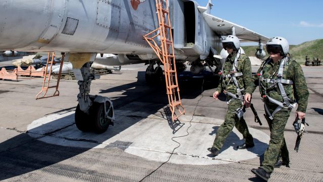 Пилоты у самолета Су-24М авиагруппы ВКС РФ готовятся к боевым вылетам в рамках специальной военной операции
