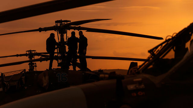 Пилоты у вертолета Ка-52 "Аллигатор" во время основного этапа военных маневров российских и китайских вооруженных сил