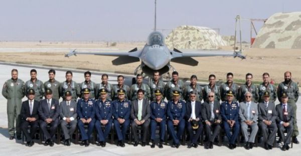 Пилоты, военное командование и истребитель F-16 Fighting Falcon ВВС Пакистана.