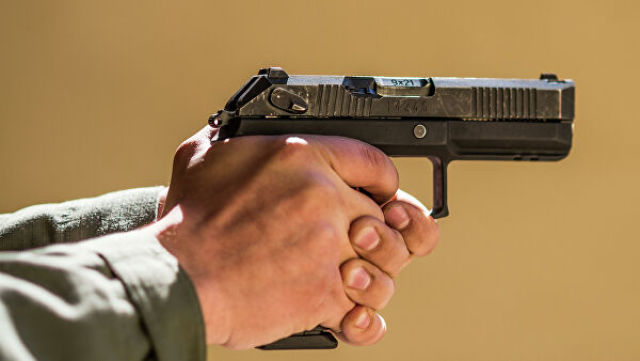 Пистолет "Удав" в руках стрелка, вид справа