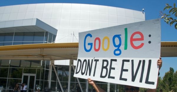Плакат против участия Google в военных разработках.