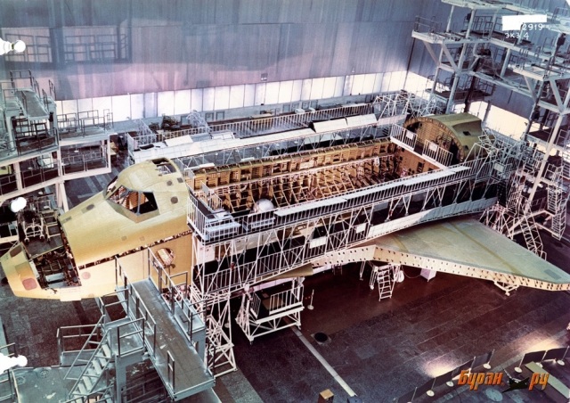 Планер первого лётного орбитального корабля "Буран" (1К, изделие 1.01, 11Ф35) в сборочном цехе. Фото из архива НПО "Молния"