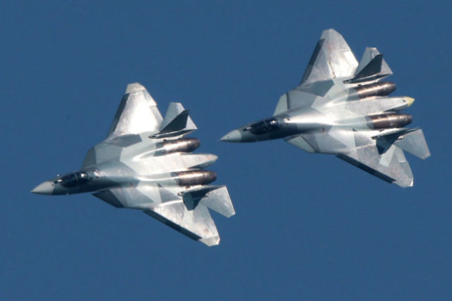 По контракту с Минобороны промышленность выпустит первую серийную партию Су-57 из полутора десятков машин.