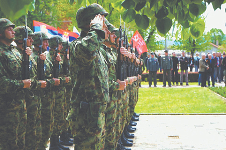 Почетный караул гарнизона города Ниш на возложении венков воинам Красной армии 9 мая 2023 года. Фото автора