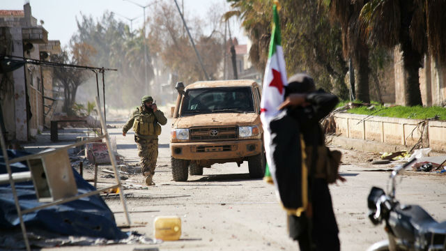 Поддерживаемые Турцией сирийские повстанцы в пригороде Саракеба в провинции Идлиб, Сирия