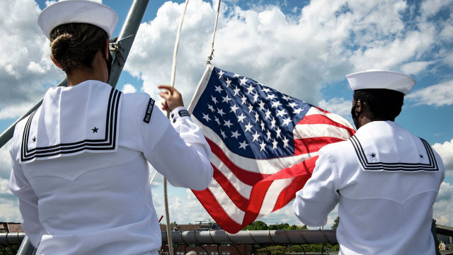 Подъем флага на корабле "Маунт Уитни" ВМС США