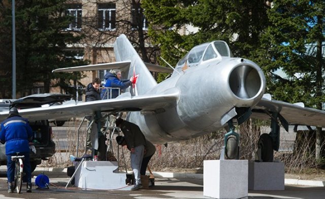 Подготовка к открытию памятника – самолёта УТИ МиГ-15