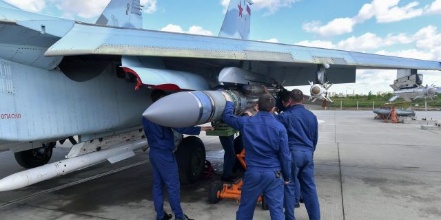 Подготовка к полетам самолетов ВКС РФ на аэродроме на Харьковском направлении