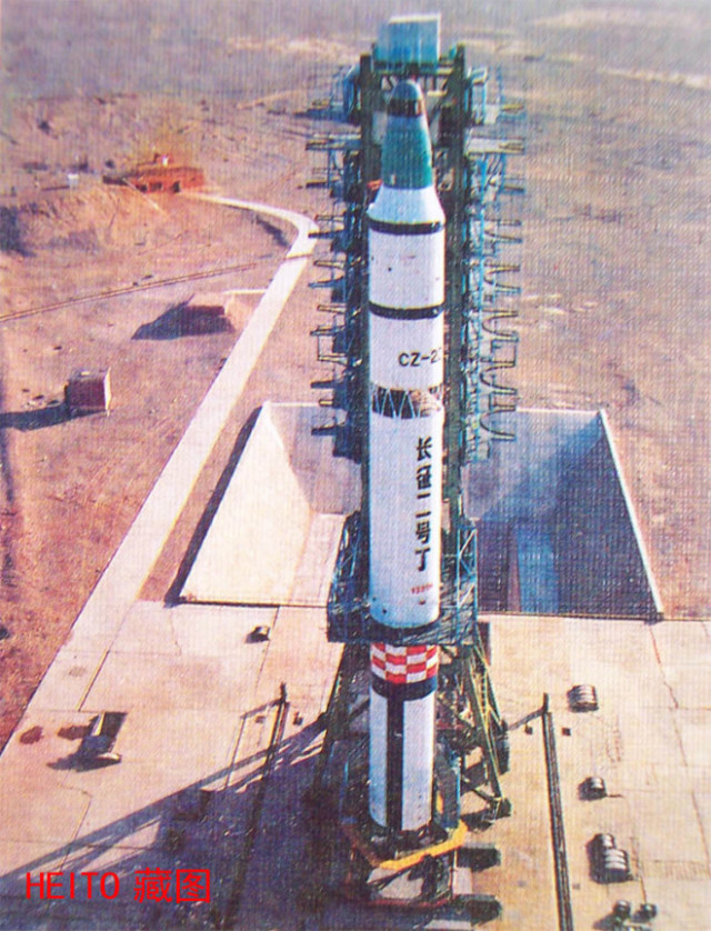 Подготовка к пуску ракеты-носителя «Чанчжэн-2D» («Великий поход-2D») с фоторазведывательным спутником серии «Цзяньбин-1B» на космодроме Цзюцюань