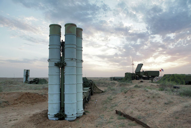 Подготовка к стрельбам зенитных ракетных систем С-400 "Триумф" на полигоне Ашулук
