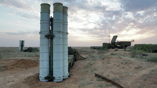Подготовка к стрельбам зенитных ракетных систем С-400 "Триумф" на полигоне Ашулук