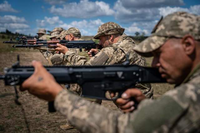 Подготовка мобилизованных украинцев перед отправкой на фронт
