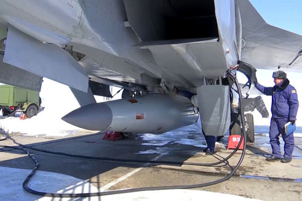 Подготовка МиГ31 к испытанию ракеты "Кинжал"