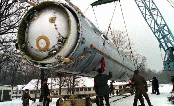 Подготовка ракеты УР-100Н (SS-19 по классификации США и НАТО) к уничтожению, военная часть рядом с поселком Вакуленчук