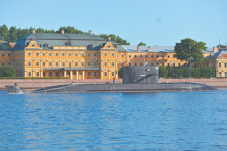 Подлодка «Кронштадт» проекта 677 «Лада» накануне Дня Военно-морского флота в Санкт-Петербурге. Фото Владимира Карнозова