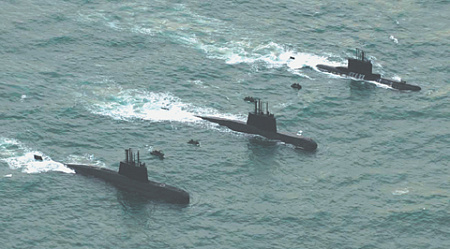 Подлодка Type 209 ВМС Республики Корея (на дальнем плане) на международных учениях вместе с парой иностранных субмарин. Фото с сайта www.argentina.gov.ar