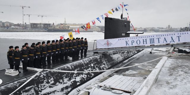 Поднятие Военно-морского флага на подводной лодке Кронштадт