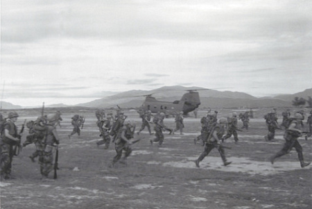 Подведя итоги войны в Юго-Восточной Азии, Пентагон изменил программу подготовки пехотинцев с упором на «асимметричные» боевые действия. Фото USMC Archives