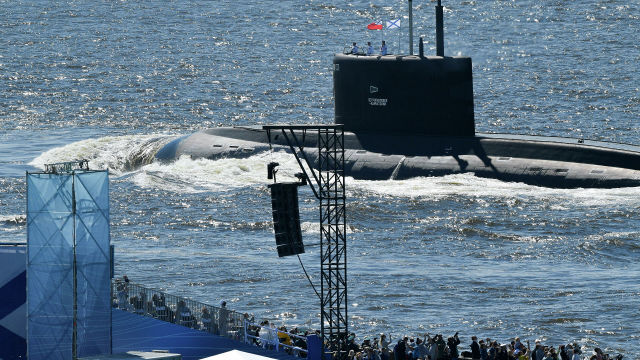 Подводная лодка Б-274 "Петропавловск-Камчатский" во время Главного военно-морского парада по случаю Дня ВМФ на Кронштадтском рейде