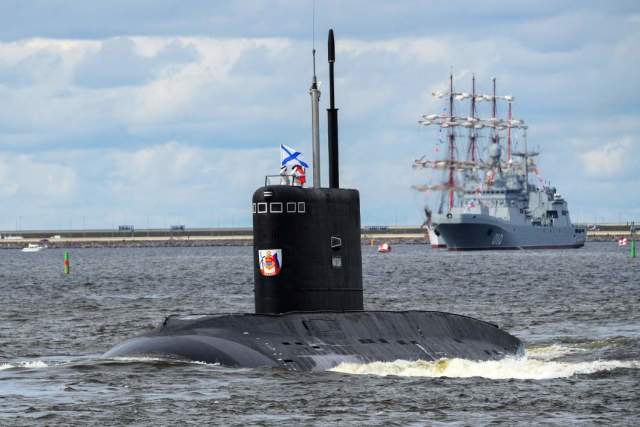 Подводная лодка проекта 636.3 «Магадан» на генеральной репетиции морского парада ко Дню ВМФ в Кронштадте, 2022 год
