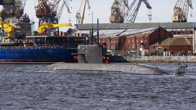 Подводная лодка проекта 677 «Кронштадт» проходит второй этап заводских испытаний в Санкт-Петербурге, 4 апреля 2022 года