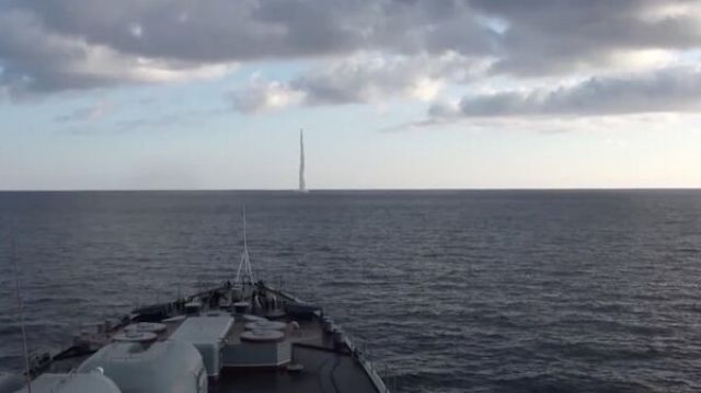 Подводная лодка Тихоокеанского флота "Магадан" производит пуск ракеты "Калибр" из подводного положения