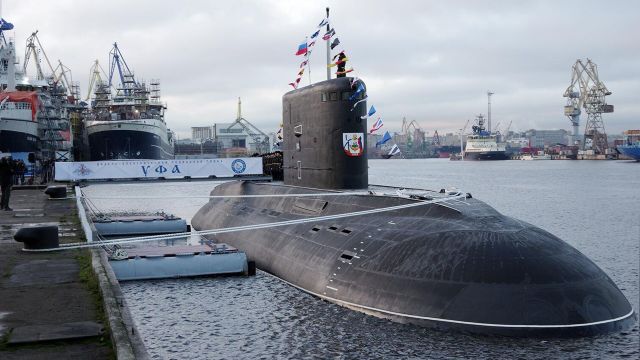 Подводная лодка "Уфа" во время церемонии поднятия военно-морского флага РФ