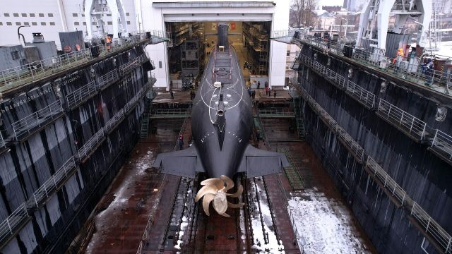 Подводная лодка "Великие Луки" проекта 677 "Лада" перед спуском на воду