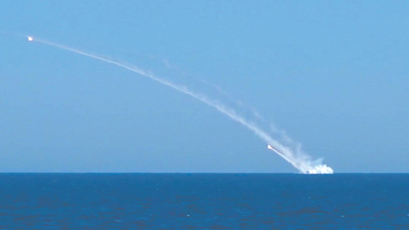 Подводная лодка ВМФ России выполняет залповый пуск крылатых ракет. Кадр из видео со страницы Министерства обороны РФ в «ВКонтакте»