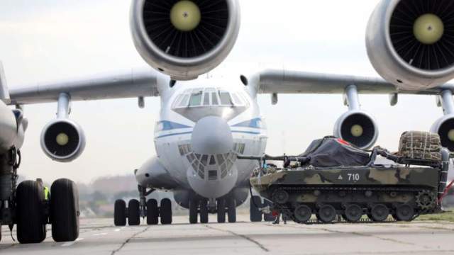 Погрузка БМД-4М на транспортные самолеты на аэродроме Дягилево в ходе учений «Запад-2021»