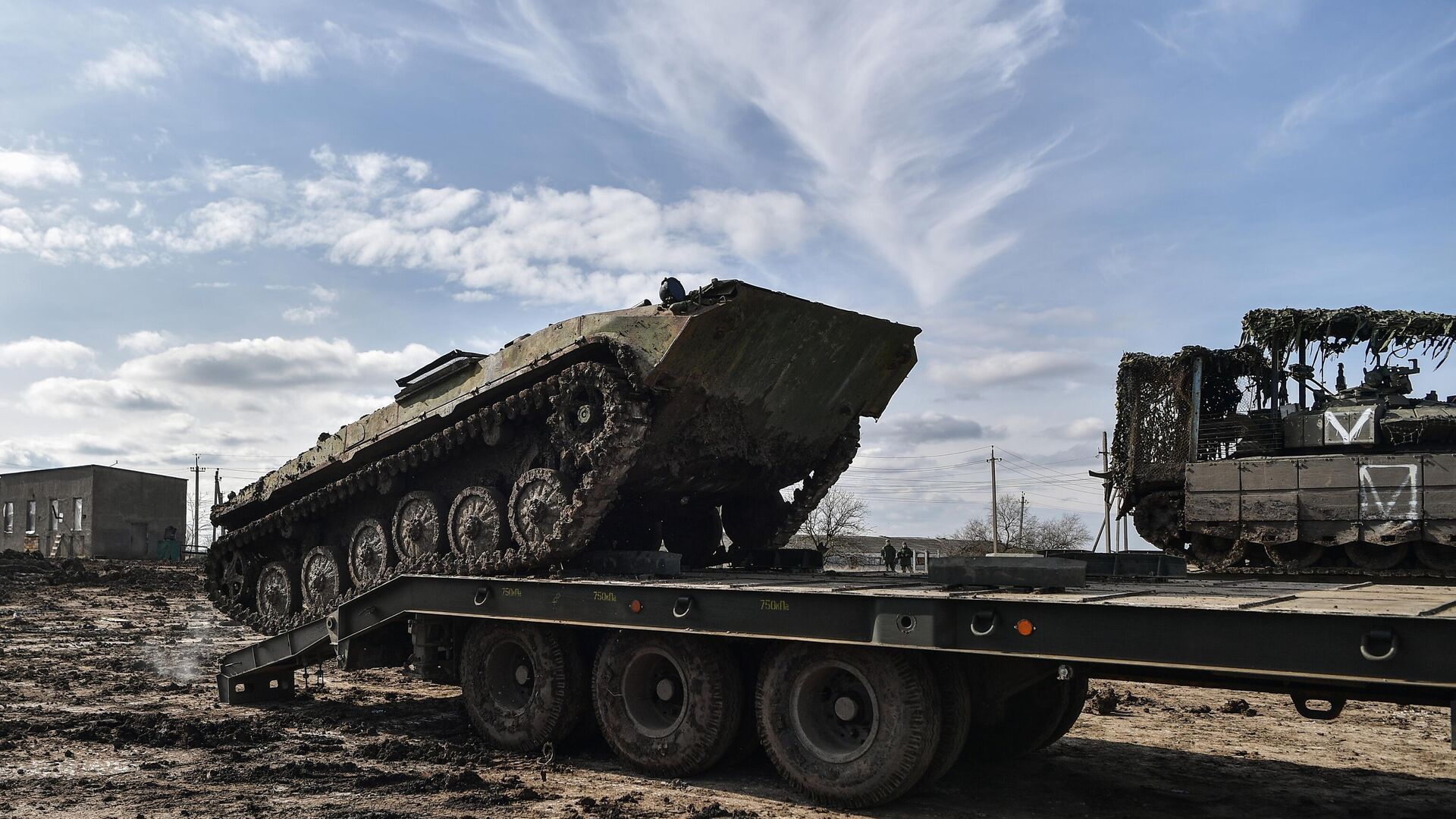 Погрузка БМП-1 после ремонта, произведенного подразделением группировки войск "Восток". 21 февраля 2024