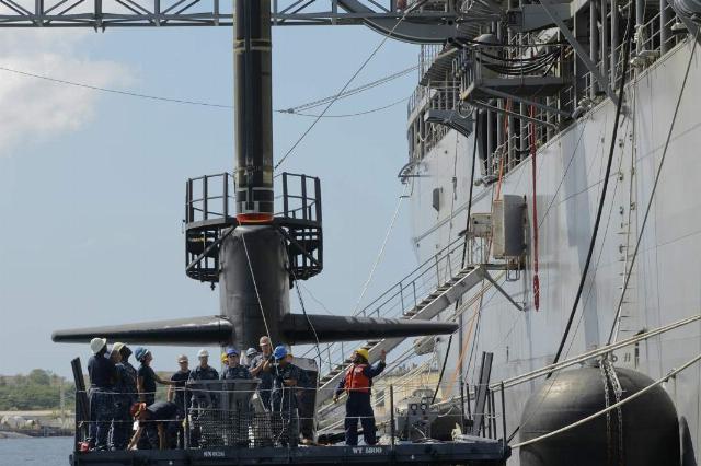 Погрузка крылатой ракеты «Томагавк» на подводную лодку класса «Лос-Анджелес»