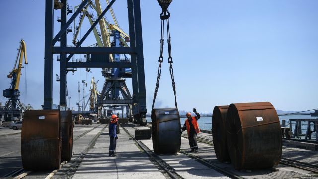 Погрузка партии листового металла на судно типа "Славутич" в порту Мариуполя