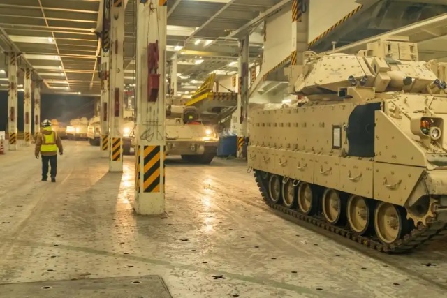 Погрузка предназначенных для передачи Украине американских боевых машин пехоты М2А2 ODS Bradley на американское транспортное судно-ролкер ARC Integrity. Норт-Чарлстон, 25.01.2023