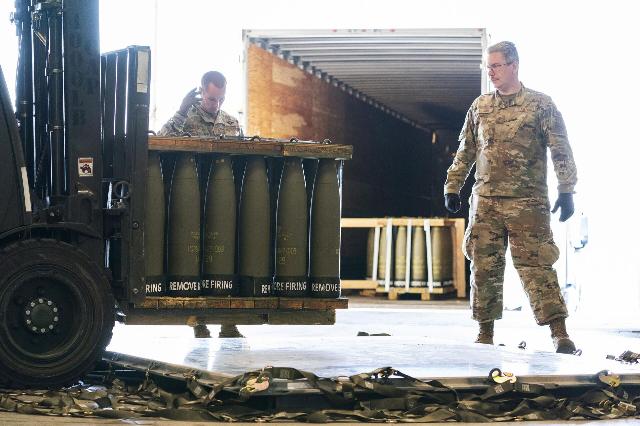 Погрузка военной помощи для Украины на авиабазе Дувр, США