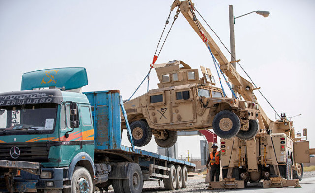 Погрузка военной техники во время вывода войск США в Кандагаре, Афганистан