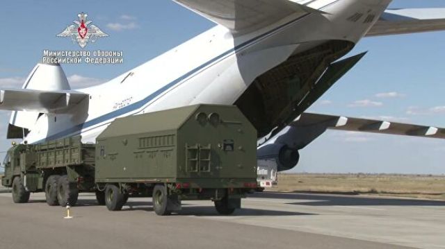 Погрузка в самолет Министерства обороны РФ компонентов зенитных ракетных комплексов С-400 "Триумф", предназначенных для доставки в Турцию