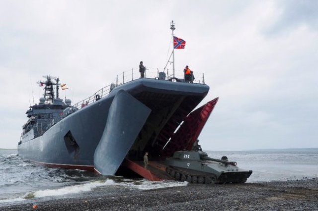Поход кораблей ВМФ по Севморпути проходит с высадкой десанта на берег.