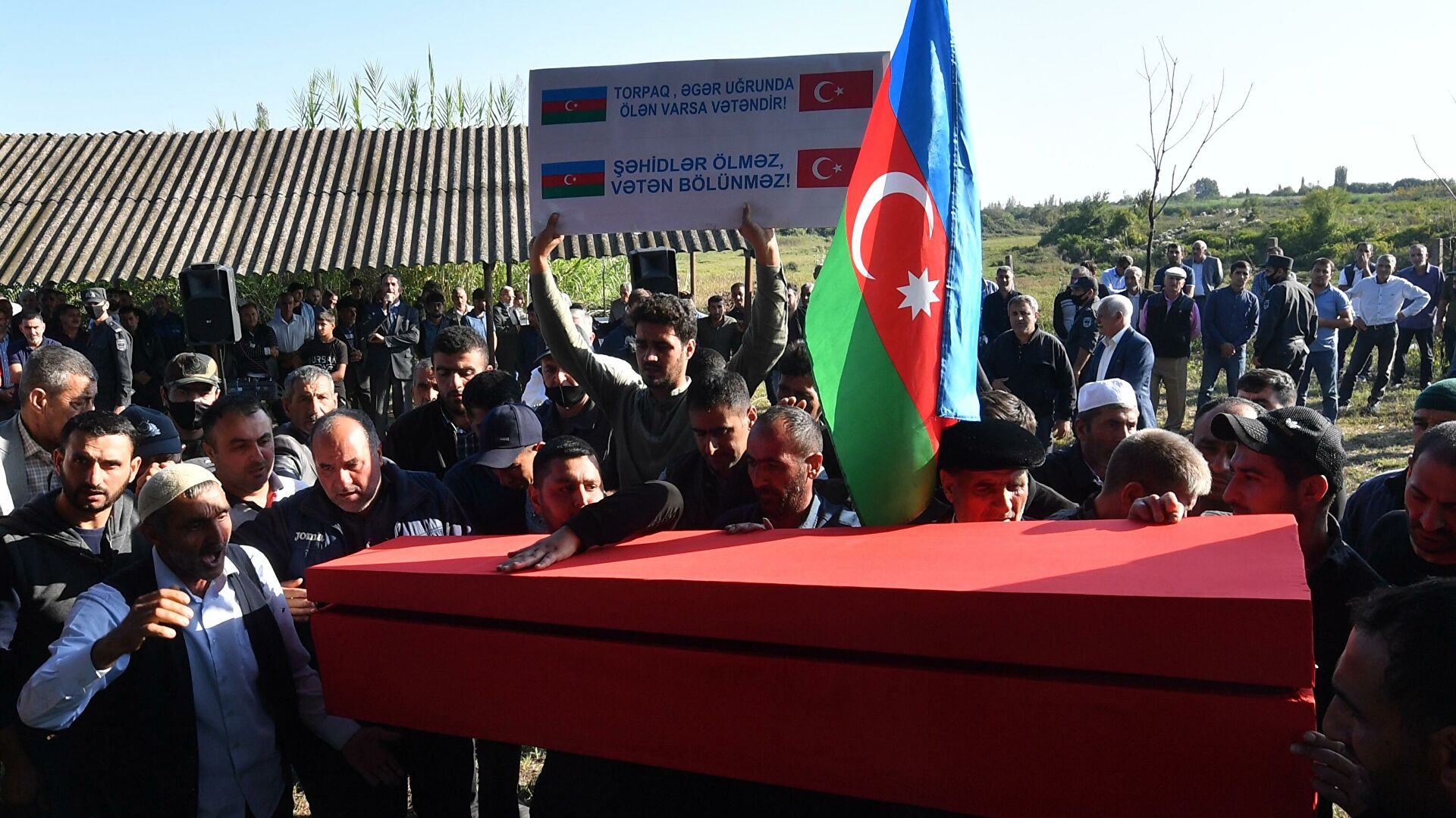 В азербайджане действует. Похороны азербайджанских солдат 2020. Число смертей Карабах 2783 Азербайджан.