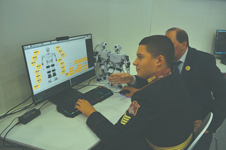 «Поколение Z» с энтузиазмом берется за развитие робототехники в интересах Вооруженных сил. Фото Владимира Карнозова