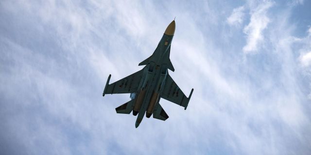 Полет истребителя-бомбардировщика Су-34 ВКС РФ