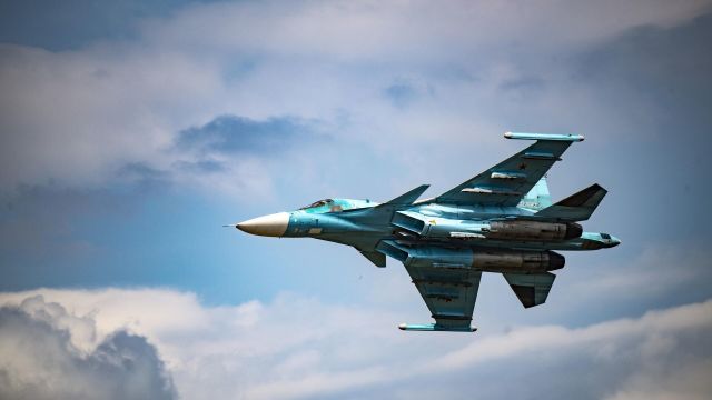 Полет истребителя-бомбардировщика Су-34 ВКС РФ в зоне проведения спецоперации