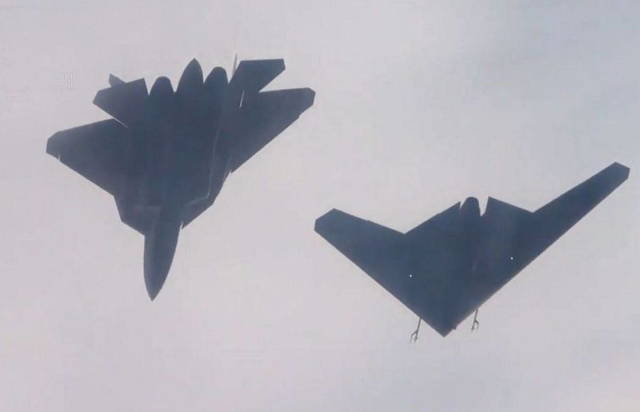 Полет в паре: истребитель Су-57 и ударный БПЛА "Охотник"