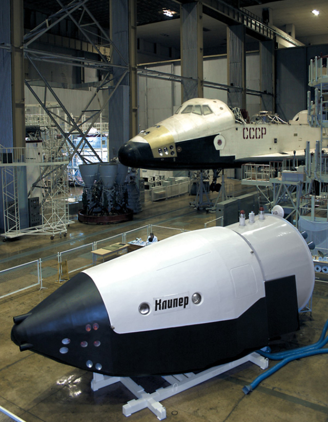 Полноразмерный макет космического корабля «Клипер» в варианте «несущий корпус». Фото И. Маринина из архива журнала «Новости космонавтики»