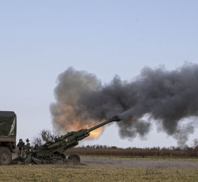 Полученная от США 155-мм/39 буксируемая гаубица М777 вооруженных сил Украины ведет огонь в Херсонской области, ноябрь 2022 года