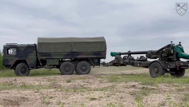 Полученная вооруженными силами Украины переданная Эстонией 155-мм/39 буксируемая гаубица FH-70 с артиллерийским тягачом MAN KAT I (6x6), май 2022 года. Эстония приобрела 24 такие гаубицы с тягачами, имуществом и боекомплектами из состава германского Бунде