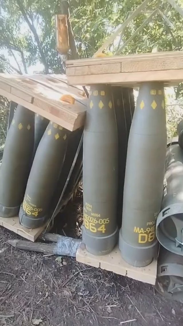 Полученные вооруженными силами Украины американские 155-мм кассетные артиллерийские снаряды М864, июль 2023 года