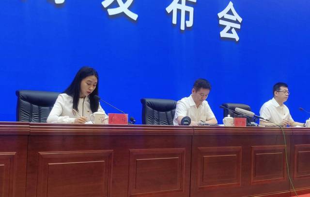 Помощник главы Управления программы пилотируемых космических полетов КНР Цзи Цимин (в центре)