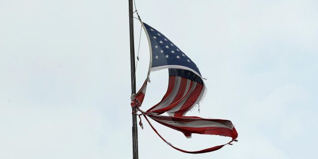 Порванный американский флаг