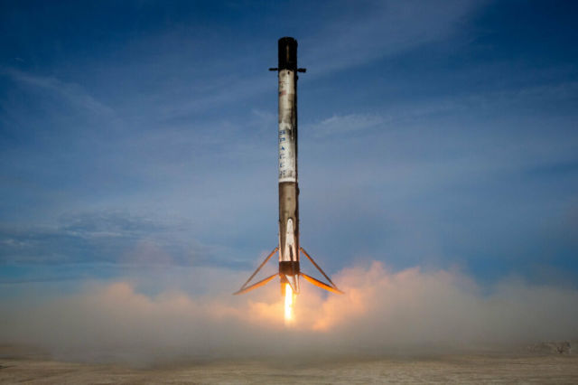 Посадка первой ступени ракеты Falcon 9. На сегодня рекорд многоразовости первой ступени принадлежит SpaceX, и это шесть пусков для одной и той же ступени